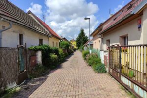 nouzova-kolonie-nouzov-domy